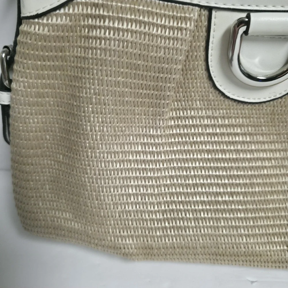 VTG Style Woven Straw Baguette Shoulder Bag Tan Beige White Trim Center D-Ring